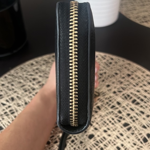 Micheal Kors zippy wallet - Picture 3 of 3